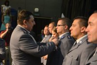 Przewodniczący Zarządu Wojewódzkiego NSZZP wręczając medale z okazji 25-lecia związków zawodowych policjantów.