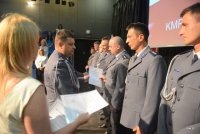 Komendant Wojewódzki wręczając nominacje na wyższy stopień policyjny