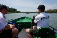 Policjanci z Katowic w trakcie patrolowania zbiornika wodnego