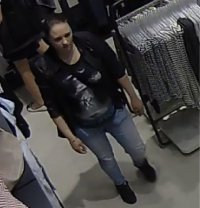 Jedna z kobiet podejrzewanych o kradzież ubrań