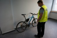 Policjant prezentujący skradziony rower