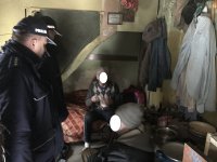 Policjanci w trakcie kontroli miejsc, w których przebywają osoby bezdomne