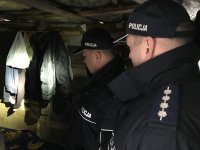 Policjanci w trakcie kontroli miejsc, w których przebywają osoby bezdomne