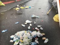Porozrzucane na całej ulicy śmieci
