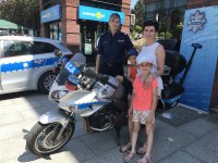 Policjantka wraz z mamą i jej dziećmi przy motocyklu