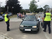 Kontrola drogowa samochodu osobowego przeprowadzona przez policjantów i dzieci