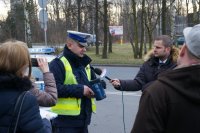 Pytania kierowane przez dziennikarzy do policjanta drogówki