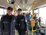 Policjanci w trakcie akcji w autobusie
