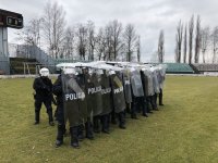 Ćwiczenia pododdziałów policji na stadionie miejskim