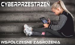dziecko dziewczynka siedzi na podłodze z tabletem w rękach