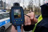 policjant pokazuje na ekranie radaru prędkość i zdjęcie pojazdu