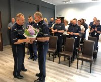 mł.insp. Artur Stachańczyk wręcza kwiaty nowemu komendantowi i gratuluje awansu