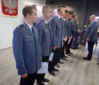 nadinspektor Krzysztof Justyński wręcza rozkazy dla policjantów