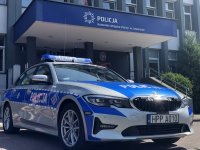 radiowóz oznakowany BMW na tle KMP Jaworzno