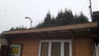 drut kolczasty na dachu budynku