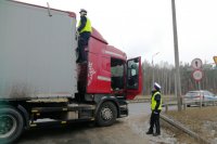 policjant sprawdza pojazd ciężarowy
foto Policja .pl