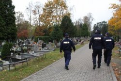 policjanci podczas patrolu cmentarza