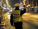 policjant w nocy zatrzymuje pojazd