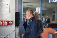 zdjęcie kolorowe, na zdjęciu Komendant Miejski Policji w Jaworznie mł. insp. Krzysztof Gałuszka prezentuje działanie urządzenia.