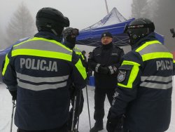 Komendant Wojewódzki Policji w Katowicach rozmawia z policjantami na stoku narciarskim