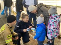 policjantka i strażak rozmawiają z dziećmi