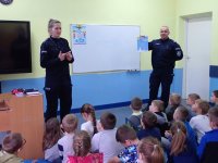 policjantka i policjant tłumaczą dzieciom