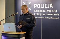 policjant w mundurze przemawia