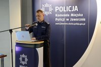 policjant w mundurze przemawia