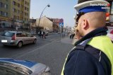policjant obserwuje przejście dla pieszych
