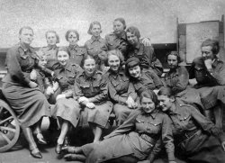 czarno biała fotografia kobiet w mundurach