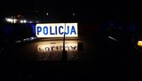 podświetlony napis policja  na galerii radiowozu w nocy