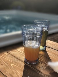 2 drinki w szklankach na tle basenu