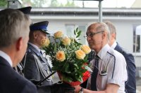 Święto Policji w Jaworznie 2021  zdjęcie grupowe gratulacje kwiaty